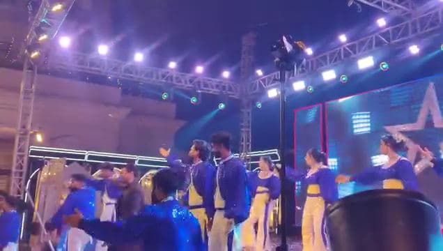 Dancers with CO₂ and cold pyro on stage